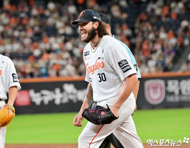 12일 오후 대전 한화생명 볼파크에서 열린 '2025 신한 SOL Bank KBO리그' 롯데 자이언츠와 한화 이글스의 경기, 5회초 1사 한화 폰세가 롯데 노진혁의 내야땅볼때 1루 베이스커버를 들어가고 있다. 대전, 김한준 기자