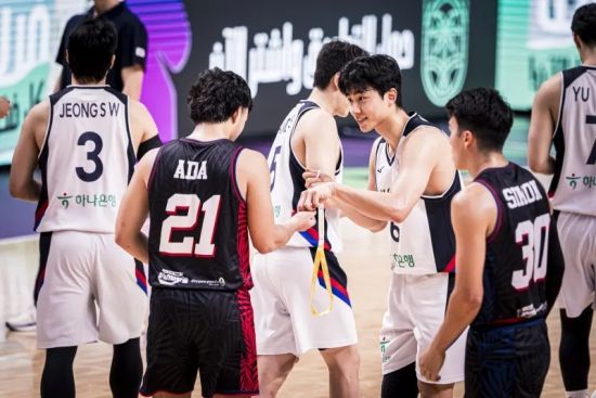 안준호 감독이 이끄는 대한민국 남자 농구 대표팀이 약체로 분류되는 괌을 편하게 제압하고 2025 국제농구연맹(FIBA) 아시아컵 8강에 진출해 '만리장성' 중국 앞에 섰다.&nbsp; 한국은 12일(한국시간) 사우디아라비아 제다에서 열린 2025 FIBA 아시아컵 8강 진출전에서 괌에게 99-66 대승을 거뒀다.&nbsp;FIBA