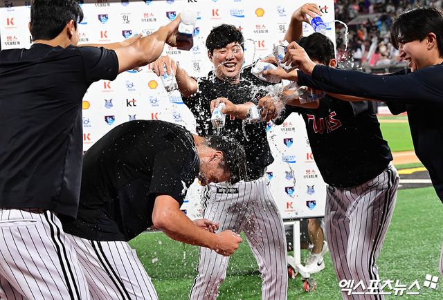 12일 오후 수원케이티위즈파크에서 열린 '2025 신한 SOL Bank KBO리그' LG 트윈스와 KT 위즈의 경기, LG가 새 외국인 투수 톨허스트의 7이닝 무실점 완벽투와 타선의 활약에 힘입어 11:2의 스코어로 승리하며 1위 자리를 지켰다. 경기 종료 후 LG 선수들이 톨허스트의 승리를 축하하며 물세례를 퍼붓고 있다. 엑스포츠뉴스 DB