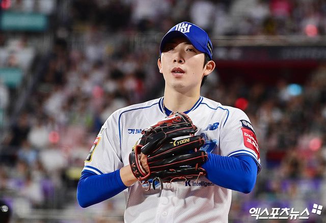 12일 오후 수원케이티위즈파크에서 열린 '2025 신한 SOL Bank KBO리그' LG 트윈스와 KT 위즈의 경기, 5회초 1사 3루 KT 선발투수 오원석이 KT 문성주에게 1타점 땅볼을 허용하며 0:3이 되자 아쉬워하고 있다. 엑스포츠뉴스 수원, 박지영 기자