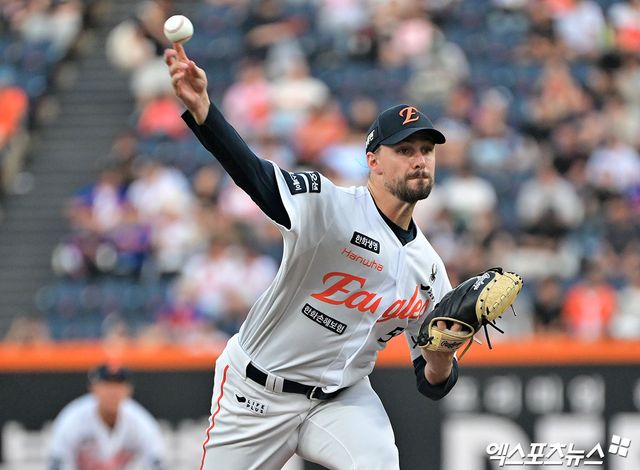 13일 오후 대전 한화생명 볼파크에서 열린 '2025 신한 SOL Bank KBO리그' 롯데 자이언츠와 한화 이글스의 경기, 1회초 한화 선발투수 와이스가 공을 힘차게 던지고 있다. 대전, 김한준 기자