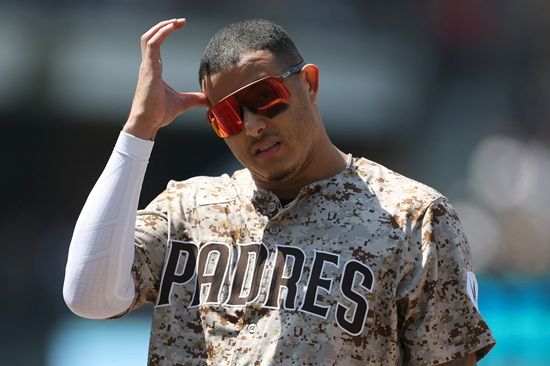 샌프란시스코 자이언츠 외야수 이정후가 13일 샌디에이고전에 7번 타자 중견수로 선발 출전해 2경기 연속 내야 안타를 기록했다. 이정후는 수비 시프트로 유격수 자리에 있던 샌디에이고 3루수 매니 마차도 앞으로 타구를 보내 간발의 차로 세이브 판정을 받았다. 연합뉴스