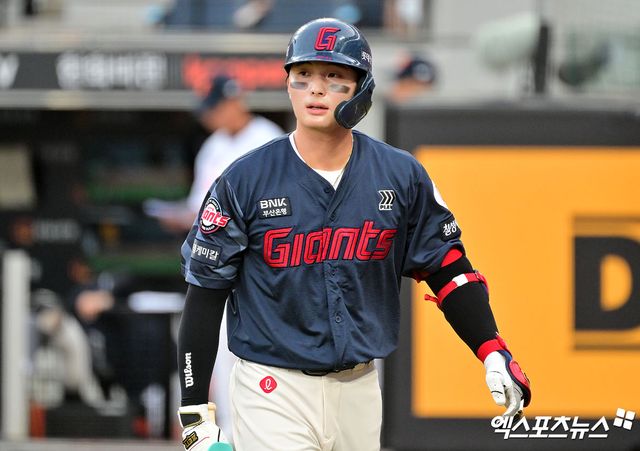 13일 오후 대전 한화생명 볼파크에서 열린 '2025 신한 SOL Bank KBO리그' 롯데 자이언츠와 한화 이글스의 경기, 1회초 1사 1루 롯데 윤동희가 헛스윙 삼진을 당하고 있다. 대전, 김한준 기자