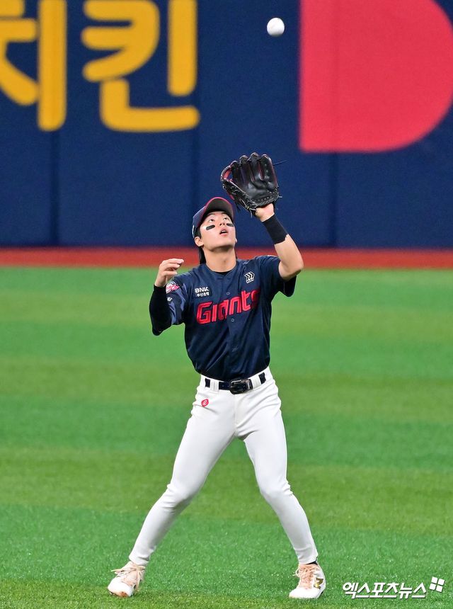 2일 오후 서울 구로구 고척스카이돔에서 열린 '2025 신한 SOL Bank KBO리그' 롯데 자이언츠와 키움 히어로즈의 경기, 1회말 1사 롯데 한태양이 키움 임지열의 타구를 잡아내고 있다. 엑스포츠뉴스 DB