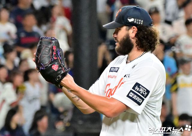 12일 오후 대전 한화생명 볼파크에서 열린 '2025 신한 SOL Bank KBO리그' 롯데 자이언츠와 한화 이글스의 경기, 4회초 수비를 마친 한화 폰세가 더그아웃으로 향하고 있다. 대전, 김한준 기자