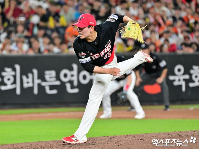 KIA 타이거즈 구원투수 성영탁이 올해 정규시즌 경기에 등판해 투구하고 있다. 엑스포츠뉴스 DB