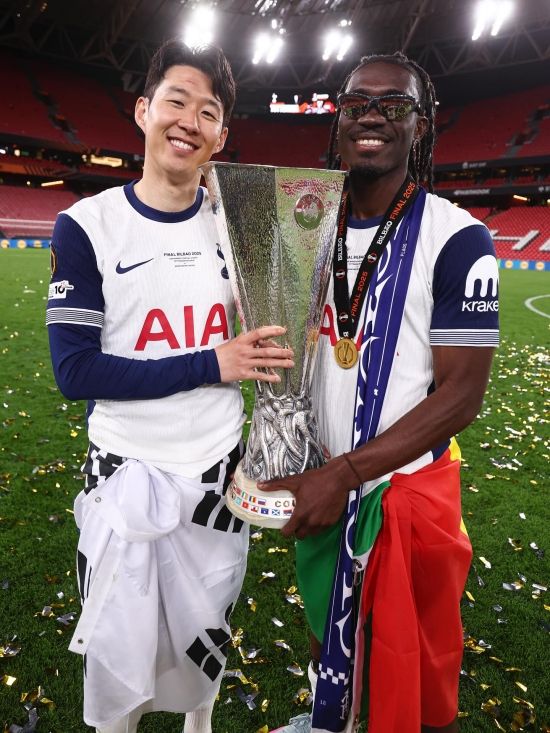 토마스 프랑크 감독이 지난 12일(한국시간) 이탈리아 우디네에 있는 스타디우 프리울리에서 진행된 PSG와 토트넘의 2025-2026시즌 UEFA 슈퍼컵 경기 전 기자회견에서 비수마가 출전 명단에 들지 않은 이유를 밝혔다.&nbsp; 지난 시즌 챔피언스리그 우승팀 PSG와 유로파리그 우승팀 토트넘이 맞붙는 대결에서 프랑크 감독은 비수마를 깜짝 명단 제외하는 선택을 했다.&nbsp;비수마 