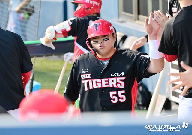 KIA 타이거즈 포수 한준수가 올해 정규시즌 경기에서 득점 후 하이파이브하고 있다. 엑스포츠뉴스 DB
