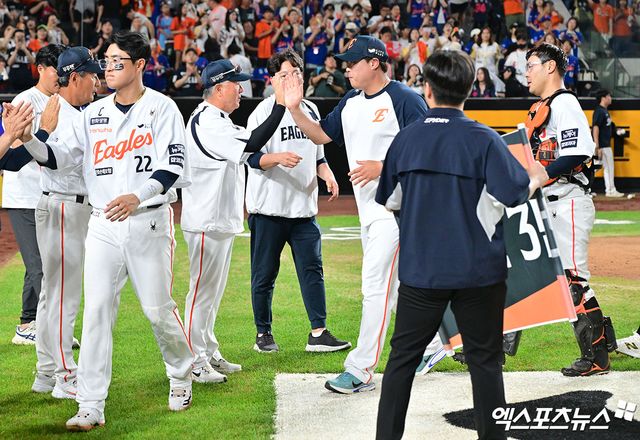 12일 오후 대전 한화생명 볼파크에서 열린 '2025 신한 SOL Bank KBO리그' 롯데 자이언츠와 한화 이글스의 경기, 한화가 폰세의 역투에 힘입어 롯데에 2:0 승리를 거뒀다. 이날 경기에서 승리한 한화 김경문 감독이 선수들과 하이파이브를 하고 있다. 대전, 김한준 기자