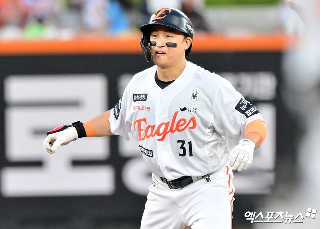 13일 오후 대전 한화생명 볼파크에서 열린 '2025 신한 SOL Bank KBO리그' 롯데 자이언츠와 한화 이글스의 경기, 2회말 2사 1,3루 한화 손아섭이 2타점 2루타를 날리고 있다. 대전, 김한준 기자