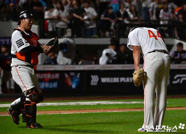 12일 오후 대전 한화생명 볼파크에서 열린 '2025 신한 SOL Bank KBO리그' 롯데 자이언츠와 한화 이글스의 경기, 한화가 폰세의 역투에 힘입어 롯데에 2:0 승리를 거뒀다. 이날 경기에서 승리한 한화 선수들이 기뻐하고 있다. 대전, 김한준 기자