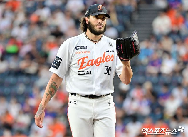 12일 오후 대전 한화생명 볼파크에서 열린 '2025 신한 SOL Bank KBO리그' 롯데 자이언츠와 한화 이글스의 경기, 1회초 한화 선발투수 폰세가 공을 힘차게 던지고 있다. 대전, 김한준 기자