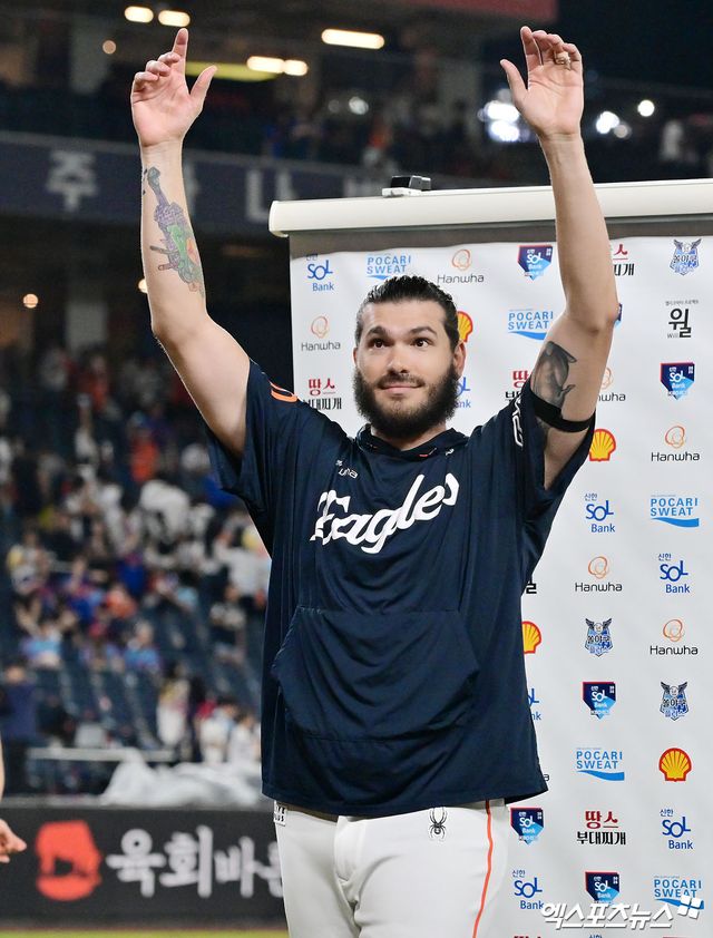 12일 오후 대전 한화생명 볼파크에서 열린 '2025 신한 SOL Bank KBO리그' 롯데 자이언츠와 한화 이글스의 경기, 한화가 폰세의 역투에 힘입어 롯데에 2:0 승리를 거뒀다. 이날 경기에서 승리한 한화 폰세가 팬들에게 인사를 하고 있다. 대전, 김한준 기자