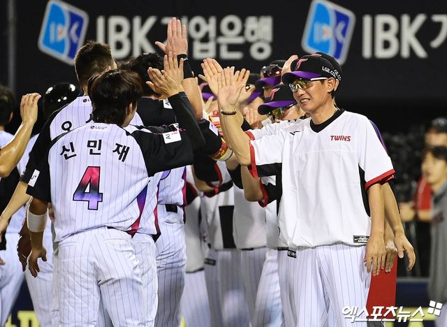 LG 트윈스와 KT 위즈는 13일 수원 KT위즈파크에서 2025 신한 SOL 뱅크 KBO리그 팀 간 12차전을 치를 예정이었으나 플레이볼을 불과 10분 앞두고 내린 폭우로 인해 취소됐다. LG는 13일까지 후반기 18승4패(0.818)의 엄청난 승률을 기록하면서 독주 준비를 하고 있다. KT는 5위 탈환을 노린다. 엑스포츠뉴스DB