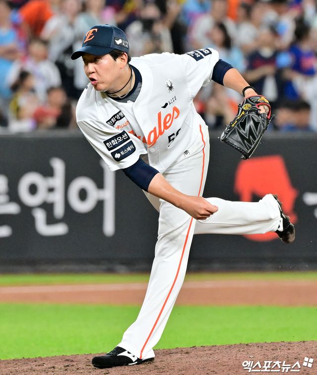 13일 오후 대전 한화생명 볼파크에서 열린 '2025 신한 SOL Bank KBO리그' 롯데 자이언츠와 한화 이글스의 경기, 7회초 2사 1,3루 한화 박상원이 공을 힘차게 던지고 있다. 대전, 김한준 기자