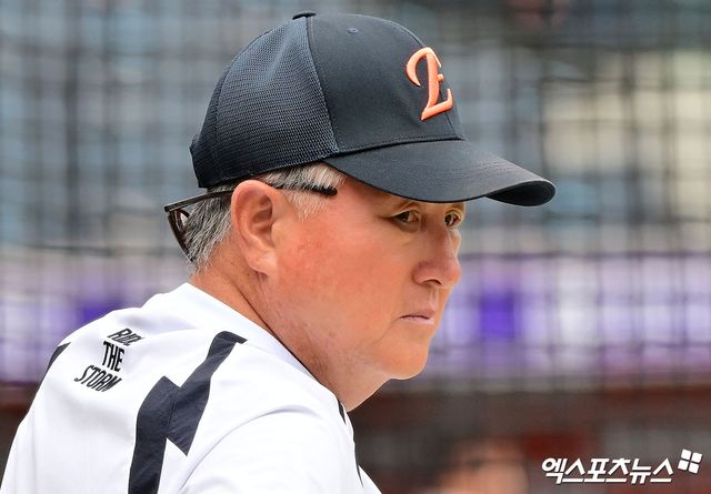 12일 오후 대전 한화생명 볼파크에서 열리는 '2025 신한 SOL Bank KBO리그' 롯데 자이언츠와 한화 이글스의 경기, 한화 김경문 감독이 선수들의 훈련을 지켜보고 있다. 대전, 김한준 기자