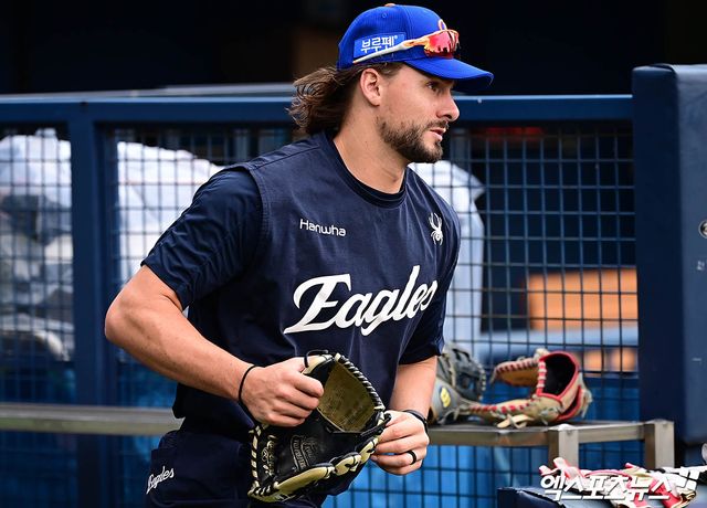 8일 오후 서울 송파구 잠실야구장에서 '2025 신한 SOL Bank KBO리그' 한화 이글스와 LG 트윈스의 경기에 앞서 한화 와이스가 훈련에 나서고 있다. 엑스포츠뉴스 DB