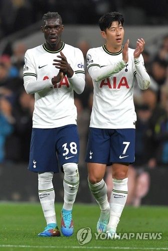 토마스 프랑크 감독이 지난 12일(한국시간) 이탈리아 우디네에 있는 스타디우 프리울리에서 진행된 PSG와 토트넘의 2025-2026시즌 UEFA 슈퍼컵 경기 전 기자회견에서 비수마가 출전 명단에 들지 않은 이유를 밝혔다.&nbsp; 지난 시즌 챔피언스리그 우승팀 PSG와 유로파리그 우승팀 토트넘이 맞붙는 대결에서 프랑크 감독은 비수마를 깜짝 명단 제외하는 선택을 했다.&nbsp;연합뉴스