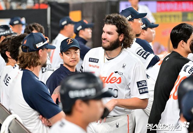 12일 오후 대전 한화생명 볼파크에서 열린 '2025 신한 SOL Bank KBO리그' 롯데 자이언츠와 한화 이글스의 경기, 7회초 수비를 마친 한화 폰세가 선수들의 격려를 받고 있다. 대전, 김한준 기자
