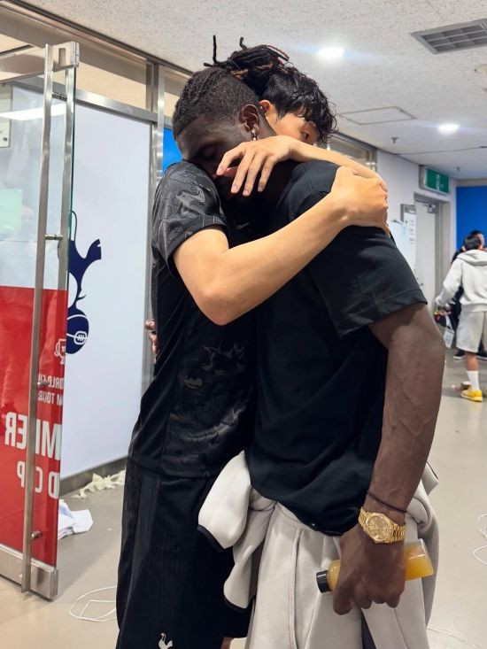 토마스 프랑크 감독이 지난 12일(한국시간) 이탈리아 우디네에 있는 스타디우 프리울리에서 진행된 PSG와 토트넘의 2025-2026시즌 UEFA 슈퍼컵 경기 전 기자회견에서 비수마가 출전 명단에 들지 않은 이유를 밝혔다.&nbsp; 지난 시즌 챔피언스리그 우승팀 PSG와 유로파리그 우승팀 토트넘이 맞붙는 대결에서 프랑크 감독은 비수마를 깜짝 명단 제외하는 선택을 했다.&nbsp;비수마 