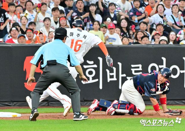 13일 오후 대전 한화생명 볼파크에서 열린 '2025 신한 SOL Bank KBO리그' 롯데 자이언츠와 한화 이글스의 경기, 2회말 무사 1,2루 한화 하주석이 김태연의 내야땅볼때 3루까지 진루하고 있다. 대전, 김한준 기자