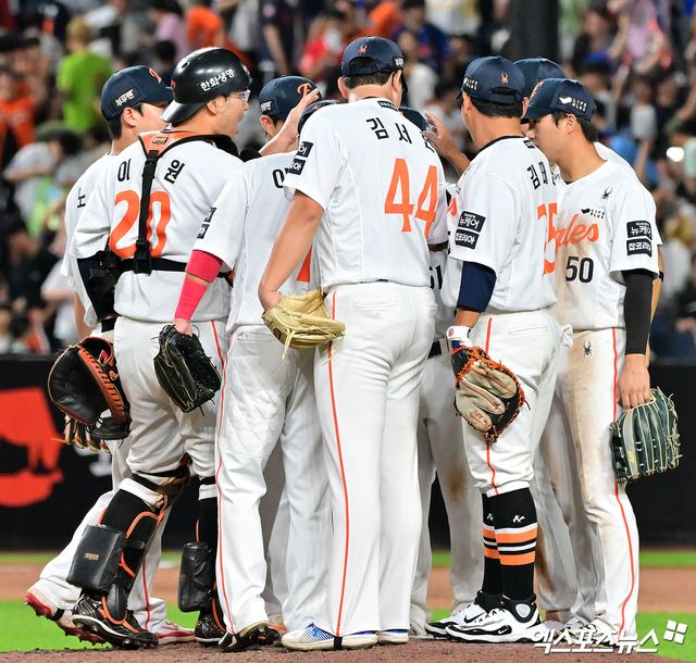 한화는 13일 대전 한화생명 볼파크에서 열린 2025 신한 SOL Bank KBO리그 롯데 자이언츠와의 시즌 12차전에서 입장권 1만7000장을 모두 판매하면서 올 시즌 48번째 매진을 기록했다. 이는 KBO리그 시즌 홈 경기 최다 매진 기록이다. 종전 기록은 역시 한화가 지난해 세운 47회다. 엑스포츠뉴스DB