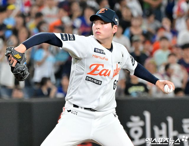 13일 오후 대전 한화생명 볼파크에서 열린 '2025 신한 SOL Bank KBO리그' 롯데 자이언츠와 한화 이글스의 경기, 7회초 1사 1,3루 한화 조동욱이 공을 힘차게 던지고 있다. 대전, 김한준 기자