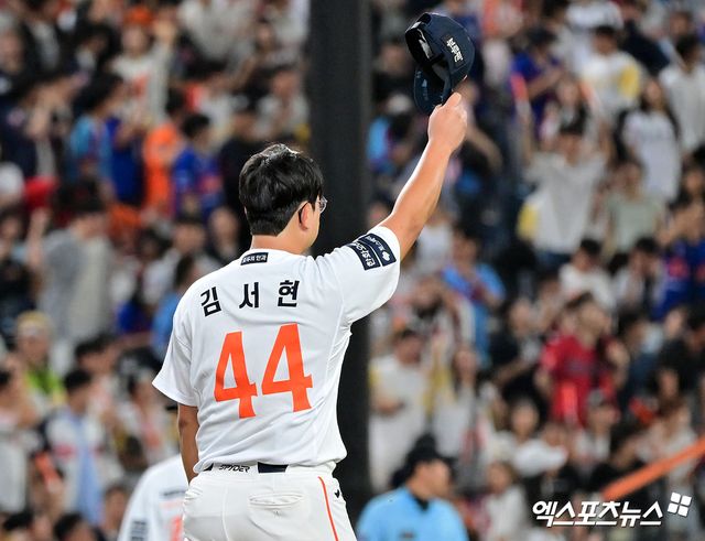 12일 오후 대전 한화생명 볼파크에서 열린 '2025 신한 SOL Bank KBO리그' 롯데 자이언츠와 한화 이글스의 경기, 9회초 무사 1루 한화 김서현이 문현빈에게 감사 인사를 하고 있다. 대전, 김한준 기자