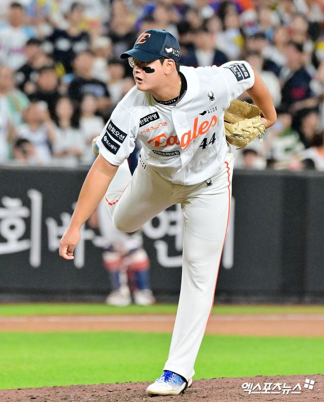 12일 오후 대전 한화생명 볼파크에서 열린 '2025 신한 SOL Bank KBO리그' 롯데 자이언츠와 한화 이글스의 경기, 8회초 2사 만루 한화 김서현이 공을 힘차게 던지고 있다. 대전, 김한준 기자