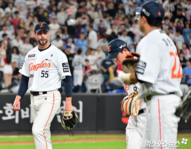 13일 오후 대전 한화생명 볼파크에서 열린 '2025 신한 SOL Bank KBO리그' 롯데 자이언츠와 한화 이글스의 경기, 6회초 수비를 마친 한화 와이스가 더그아웃으로 향하고 있다. 대전, 김한준 기자