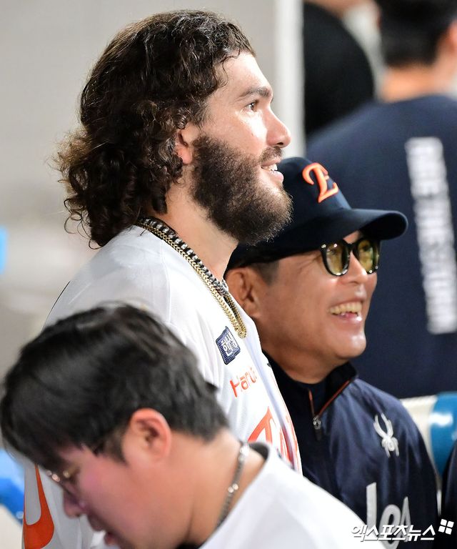 12일 오후 대전 한화생명 볼파크에서 열린 '2025 신한 SOL Bank KBO리그' 롯데 자이언츠와 한화 이글스의 경기, 7회초 수비를 마친 한화 폰세가 양상문 투수코치와 대화를 나누고 있다. 대전, 김한준 기자