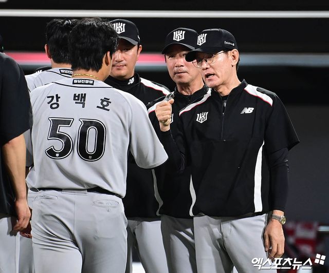 지난 5월 20일 오후 경기도 수원케이티위즈파크에서 열린 '2025 신한 SOL Bank KBO리그' KIA 타이거즈와 KT 위즈의 경기, KT가 선발투수 조이현의 5.1이닝 무실점 호투에 힘입어 5:3의 스코어로 승리했다. 경기 종료 후 KT 이강철 감독이 선수들과 승리의 기쁨을 나누고 있다. 엑스포츠뉴스 DB