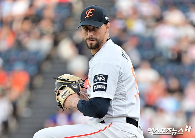 13일 오후 대전 한화생명 볼파크에서 열린 '2025 신한 SOL Bank KBO리그' 롯데 자이언츠와 한화 이글스의 경기, 1회초 한화 선발투수 와이스가 공을 힘차게 던지고 있다. 대전, 김한준 기자