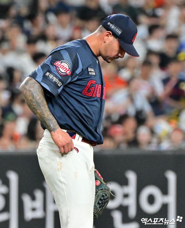 13일 오후 대전 한화생명 볼파크에서 열린 '2025 신한 SOL Bank KBO리그' 롯데 자이언츠와 한화 이글스의 경기, 3회말 2사 롯데 벨라스케즈가 한화 김태연에게 볼넷을 허용한 후 아쉬워하고 있다. 대전, 김한준 기자