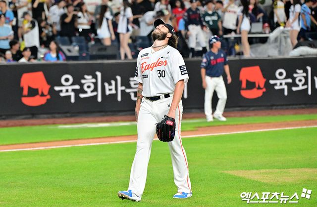 12일 오후 대전 한화생명 볼파크에서 열린 '2025 신한 SOL Bank KBO리그' 롯데 자이언츠와 한화 이글스의 경기, 7회초 수비를 마친 한화 폰세가 더그아웃으로 향하고 있다. 대전, 김한준 기자