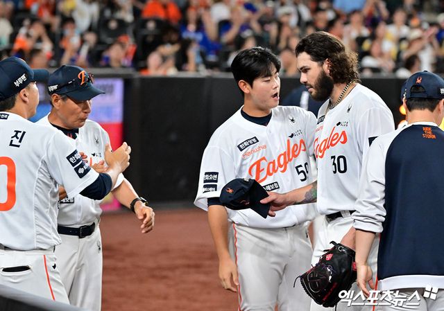 12일 오후 대전 한화생명 볼파크에서 열린 '2025 신한 SOL Bank KBO리그' 롯데 자이언츠와 한화 이글스의 경기, 7회초 수비를 마친 한화 폰세가 더그아웃으로 향하고 있다. 엑스포츠뉴스 DB