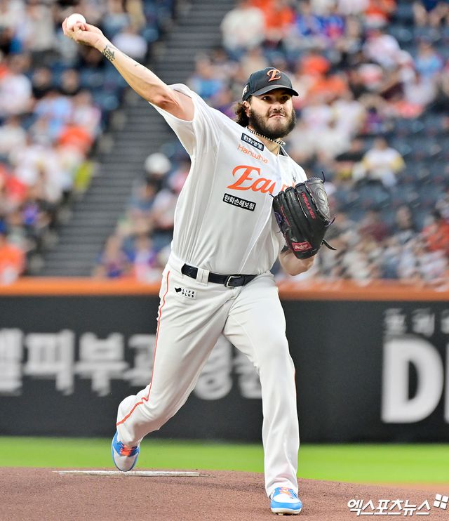 12일 오후 대전 한화생명 볼파크에서 열린 '2025 신한 SOL Bank KBO리그' 롯데 자이언츠와 한화 이글스의 경기, 1회초 한화 선발투수 폰세가 공을 힘차게 던지고 있다. 대전, 김한준 기자