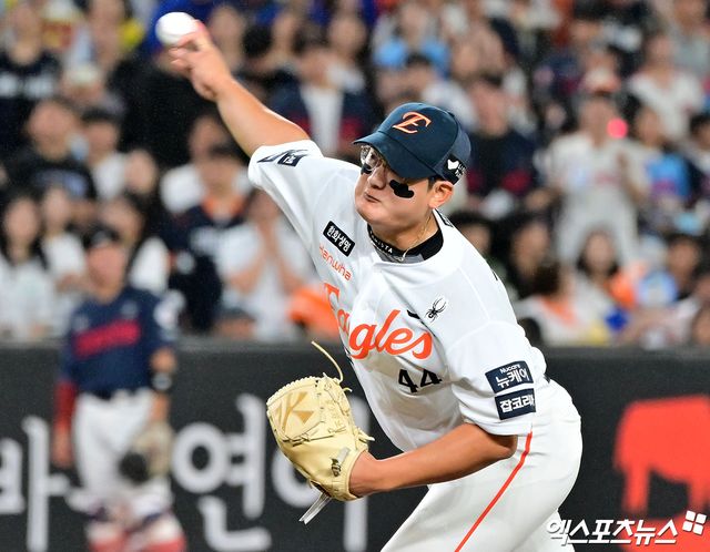 12일 오후 대전 한화생명 볼파크에서 열린 '2025 신한 SOL Bank KBO리그' 롯데 자이언츠와 한화 이글스의 경기, 8회초 2사 만루 한화 김서현이 공을 힘차게 던지고 있다. 대전, 김한준 기자