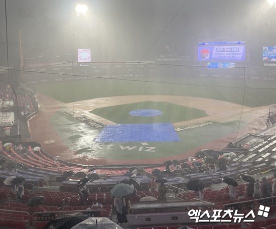 LG 트윈스와 KT 위즈는 13일 수원 KT위즈파크에서 2025 신한 SOL 뱅크 KBO리그 팀 간 12차전을 치를 예정이었으나 플레이볼을 불과 10분 앞두고 내린 폭우로 인해 취소됐다. LG는 14일 리턴 매치에서 선발 투수를 바꿨다. 국내파 에이스 임찬규가 나선다. KT는 13일 선발 예고됐던 배제성이 그대로 출격한다. 수원, 김유민 기자