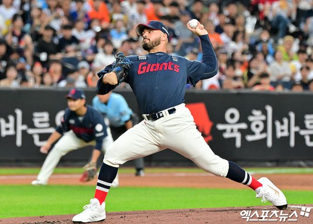 12일 오후 대전 한화생명 볼파크에서 열린 '2025 신한 SOL Bank KBO리그' 롯데 자이언츠와 한화 이글스의 경기, 1회말 롯데 선발투수 감보아가 공을 힘차게 던지고 있다. 엑스포츠뉴스 DB