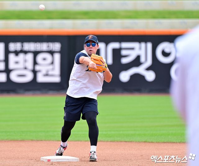 12일 오후 대전 한화생명 볼파크에서 열리는 '2025 신한 SOL Bank KBO리그' 롯데 자이언츠와 한화 이글스의 경기, 한화 안치홍이 수비 훈련을 하고 있다. 대전, 김한준 기자