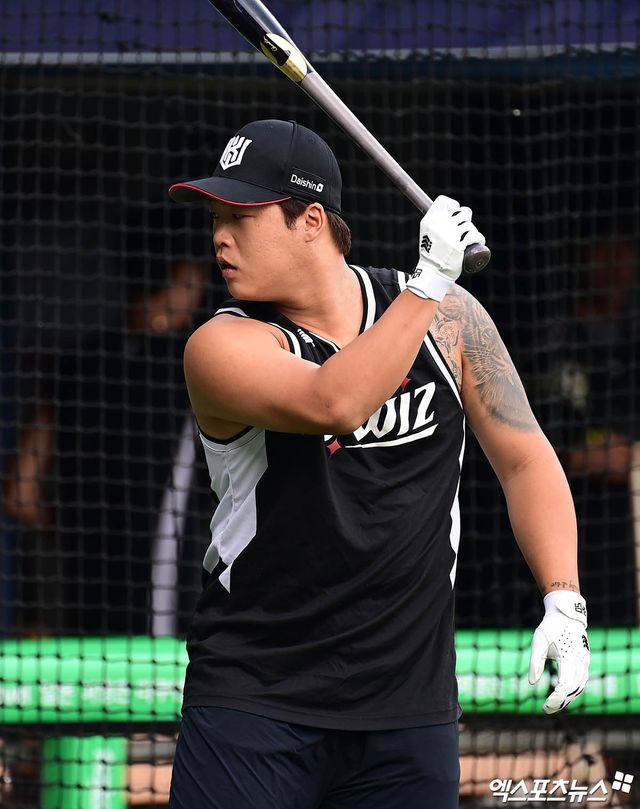 지난달 29일 오후 서울 송파구 잠실야구장에서 열리는 '2025 신한 SOL Bank KBO리그' KT 위즈와 LG 트윈스의 경기에 앞서 KT 강백호가 타격 훈련을 하고 있다. 엑스포츠뉴스 DB