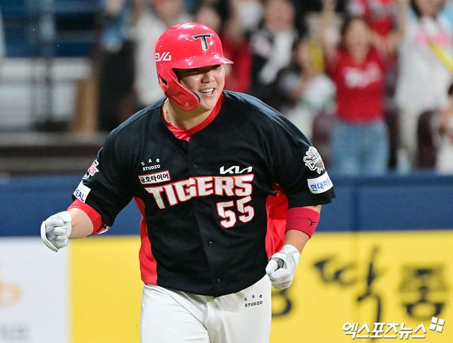 KIA 타이거즈 포수 한준수가 올해 정규시즌 경기에서 홈런을 친 뒤 기뻐하고 있다. 엑스포츠뉴스 DB