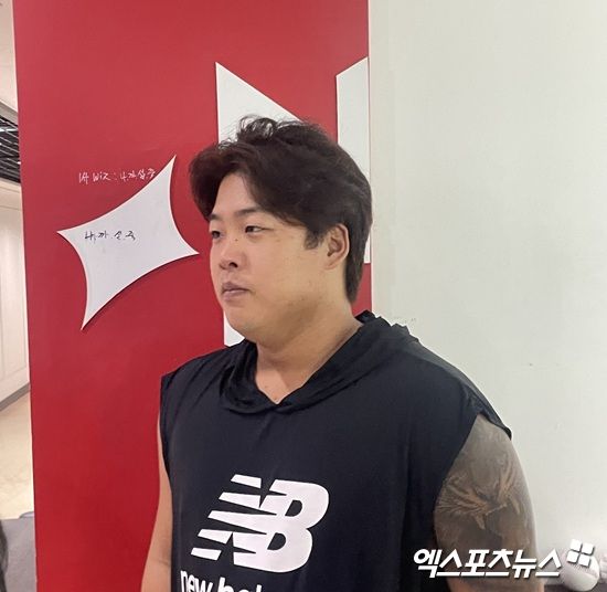 KT 위즈 강백호가 13일 수원 KT위즈파크에서 열리는 2025 신한 SOL 뱅크 KBO리그 LG 트윈스와 홈경기를 앞두고 취재진과 인터뷰에 응하고 있다.