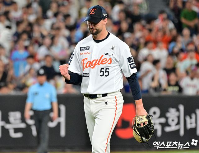 13일 오후 대전 한화생명 볼파크에서 열린 '2025 신한 SOL Bank KBO리그' 롯데 자이언츠와 한화 이글스의 경기, 6회초 수비를 마친 한화 와이스가 주먹을 불끈 쥐고 있다. 대전, 김한준 기자