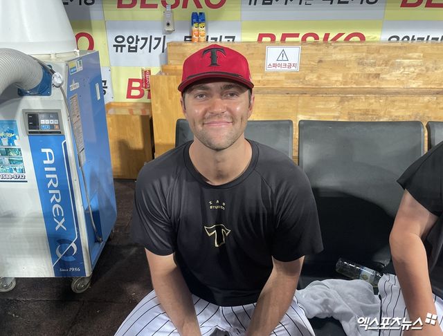 KIA 타이거즈 선발투수 제임스 네일이 12일 대구 삼성 라이온즈전에서 활약한 뒤 기념촬영하고 있다. 대구, 최원영 기자