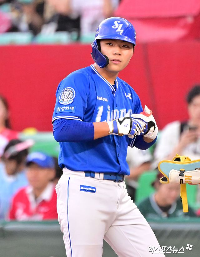 삼성 라이온즈 신인 함수호가 올해 정규시즌 경기에 출전해 안타를 친 뒤 1루에 출루해 있다. 엑스포츠뉴스 DB