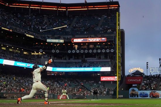 샌프란시스코 자이언츠 외야수 이정후가 13일 샌디에이고전에 7번 타자 중견수로 선발 출전해 2경기 연속 내야 안타를 기록했다. 이정후는 수비 시프트로 유격수 자리에 있던 샌디에이고 3루수 매니 마차도 앞으로 타구를 보내 간발의 차로 세이브 판정을 받았다. 연합뉴스