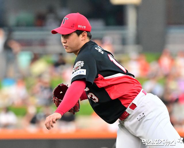 KIA 타이거즈 선발투수 윤영철이 올해 정규시즌 경기에 등판해 투구하고 있다. 엑스포츠뉴스 DB