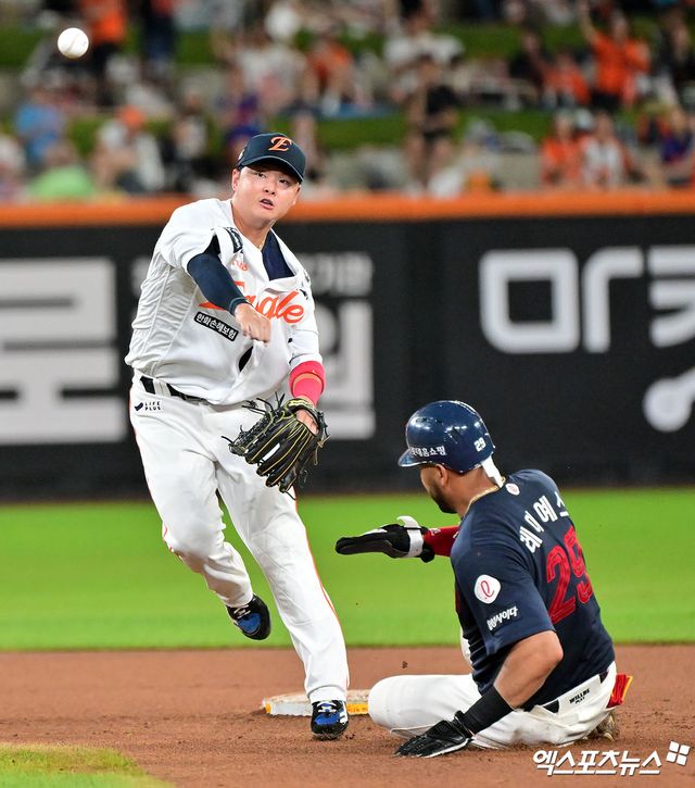 13일 오후 대전 한화생명 볼파크에서 열린 '2025 신한 SOL Bank KBO리그' 롯데 자이언츠와 한화 이글스의 경기, 6회초 1사 1루 한화 이도윤이 롯데 유강남의 내야땅볼때 레이예스를 포스아웃 시킨 후 1루로 송구하고 있다. 대전, 김한준 기자